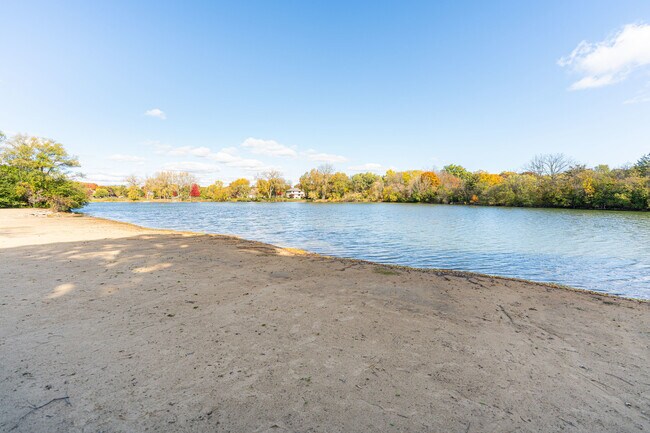 Building Photo - 125 Lakeview Dr