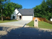 Building Photo - 528 Pettit Dr