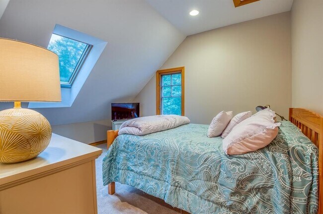 Building Photo - 34 Mirror Lake Dr