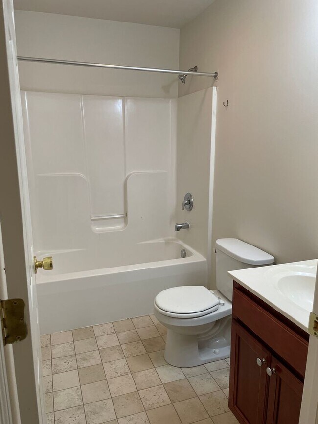Building Photo - 3 Bed 3 Bathroom Townhouse In Marietta