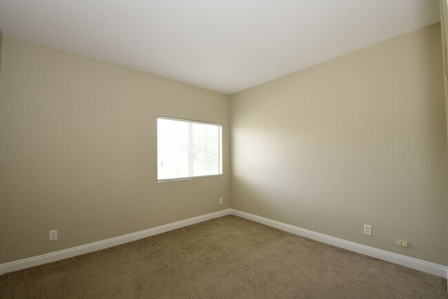 Building Photo - Live In The Heart Of Summerlin 2 Bed 2 Bat...