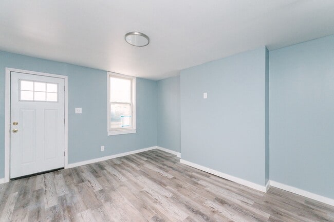 Building Photo - Move in special! Newly renovated 3 bedroom...