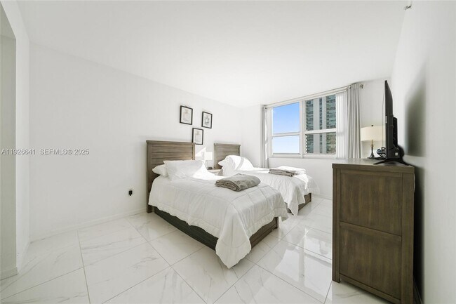 Building Photo - 1155 Brickell Bay Dr