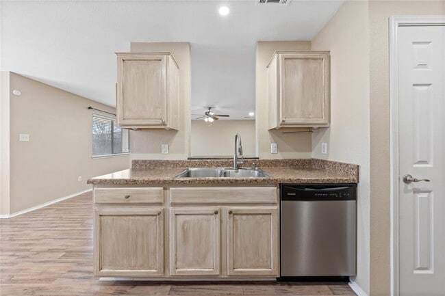 Building Photo - 210 Mesquite Cir