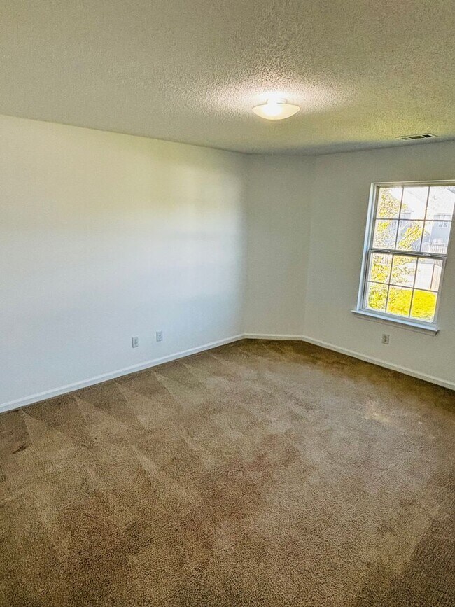 Building Photo - Now Available for Rent – Spacious 3 Bedroo...