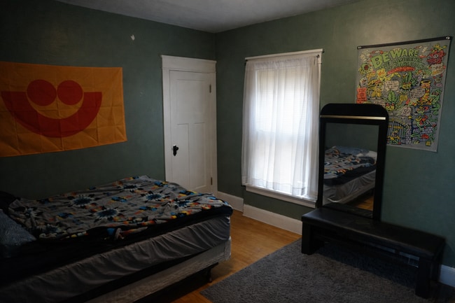 Building Photo - 3284 N Oakland Ave