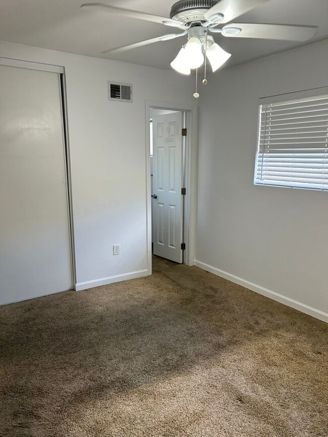 Building Photo - Poway 3 Br 2 ba - Central location - EZ Fr...