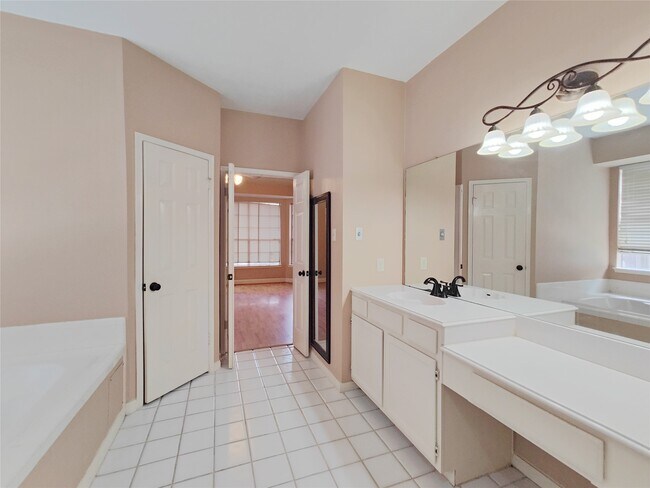 Building Photo - 5019 Greenriver Valley Dr