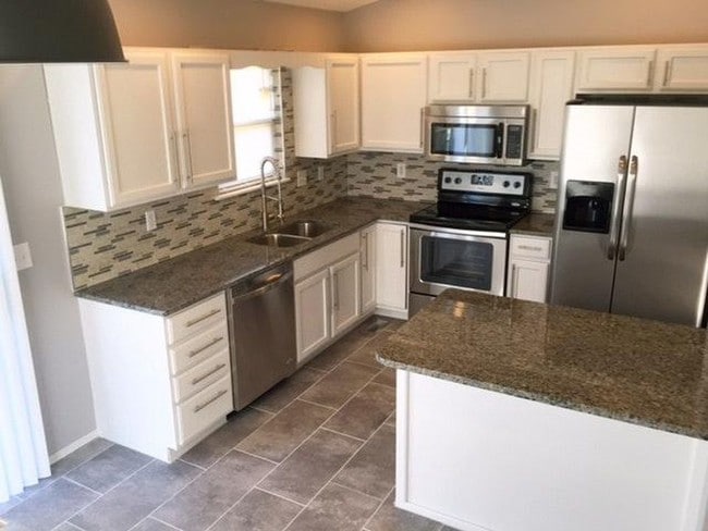 Building Photo - 708 S Red Oaks Cir