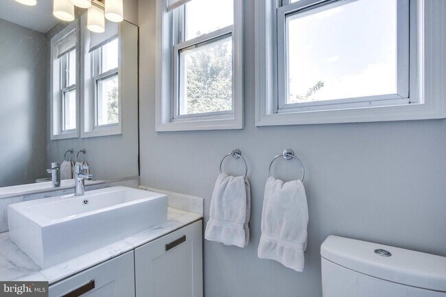 Building Photo - Capital Hill East Townhouse | 3 bd 2.5 bth | Two Patios | Hardwood Floors