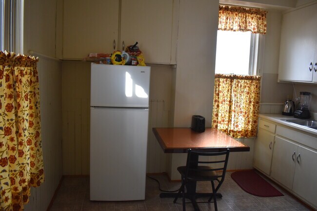 kitchen - 408 W Elm St