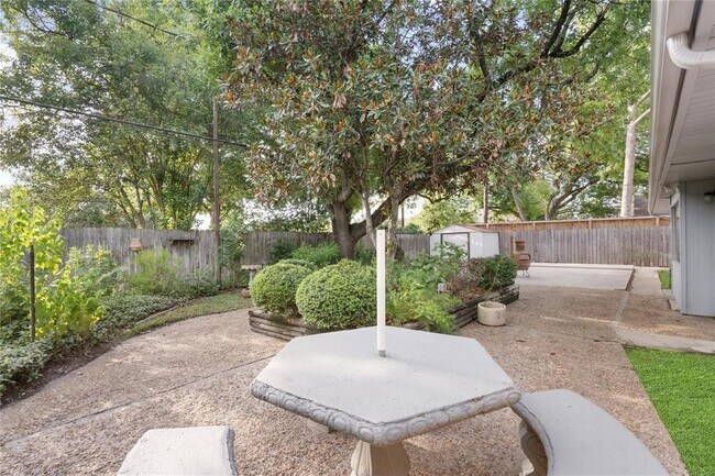 Building Photo - 759 Carlingford Ln