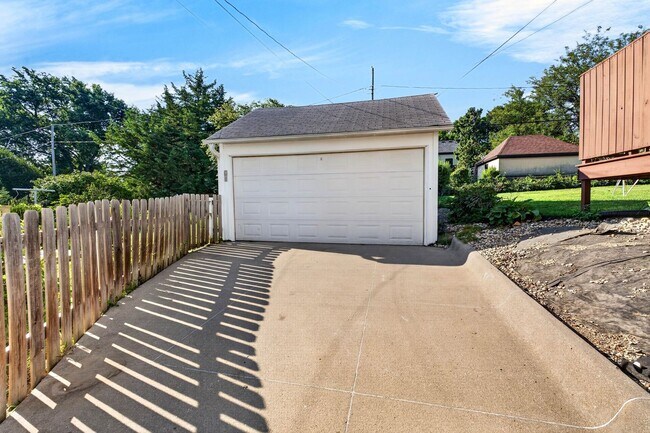 Building Photo - 4417 Poppleton Ave