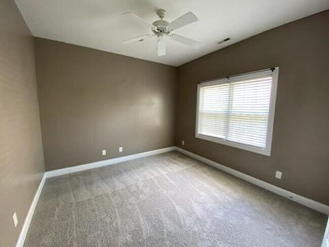 Building Photo - 3 Bedroom, 2 bath home in North Shore Comm...