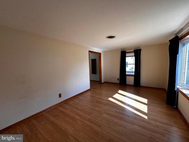 Building Photo - 3290 Shawnee Dr