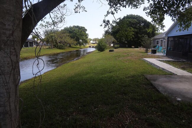 Building Photo - 2341 SE Maslan Ave