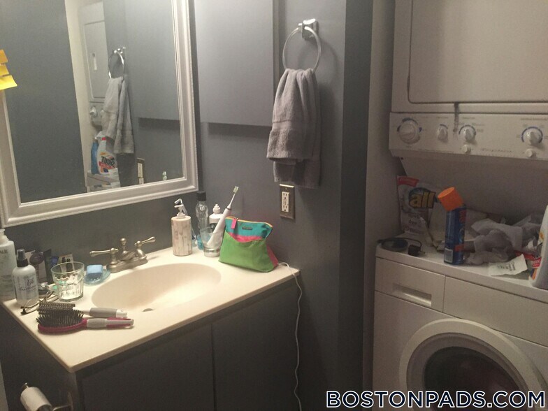 Building Photo - 108 Gainsborough St