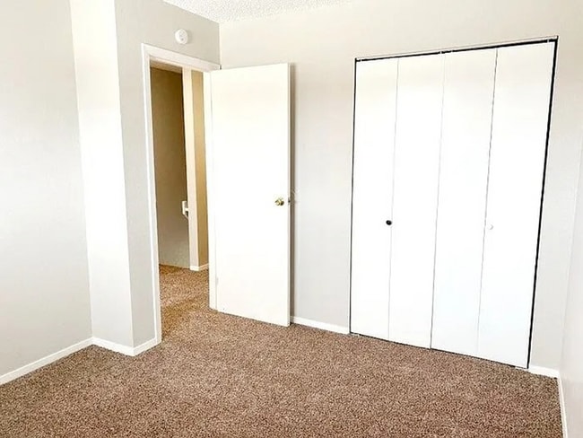 Building Photo - 2 bedroom townhome on east side-Don't miss...