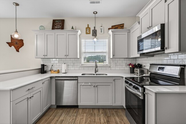 Building Photo - 312 Cotton Hl Pl