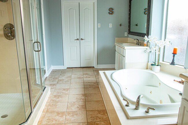 Building Photo - 9006 Stones Throw Ln