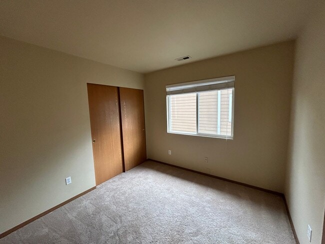 Building Photo - Beautiful 4 bd 2.5 bath w/ 2-car Garage Ho...