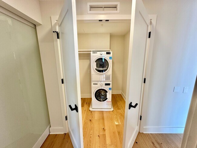 Building Photo - MOVE -IN SPECIAL-FREE RENT! Luxury 2 Bedroom, 2.5 bath Avidian Condo in Navy Yard with Parking.