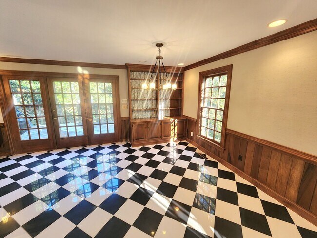 Building Photo - Sprawling Home in Bay Colony