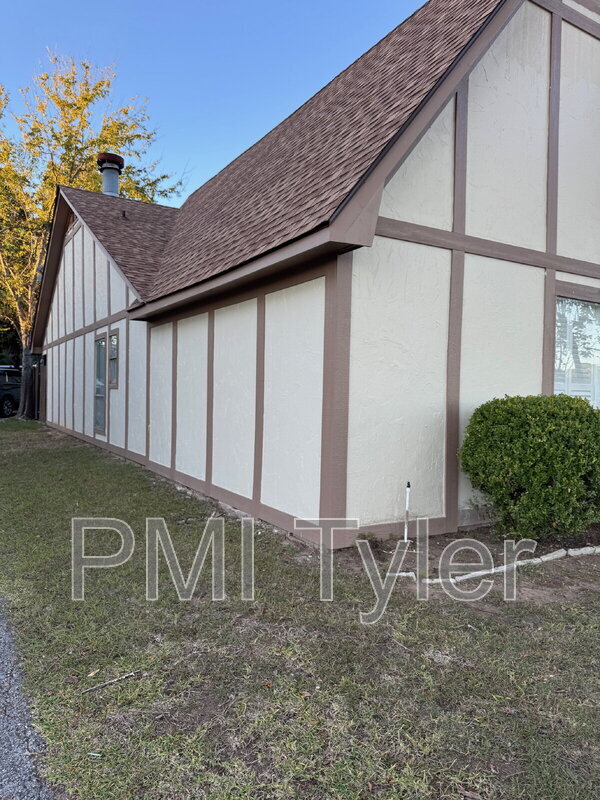 Building Photo - 1005 Towne Lake Dr