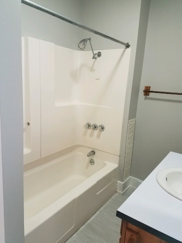 Building Photo - 225 1/2 E Findlay St