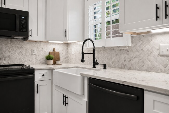 Building Photo - Renovated Brick Home in Gated Community
