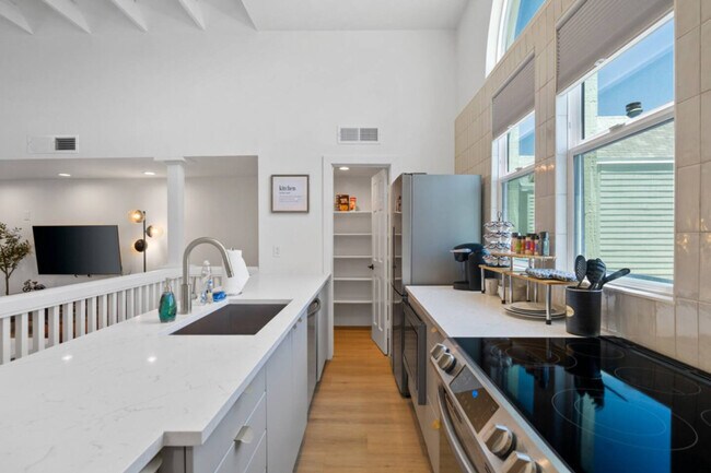 Building Photo - 4641 N 8th Pl