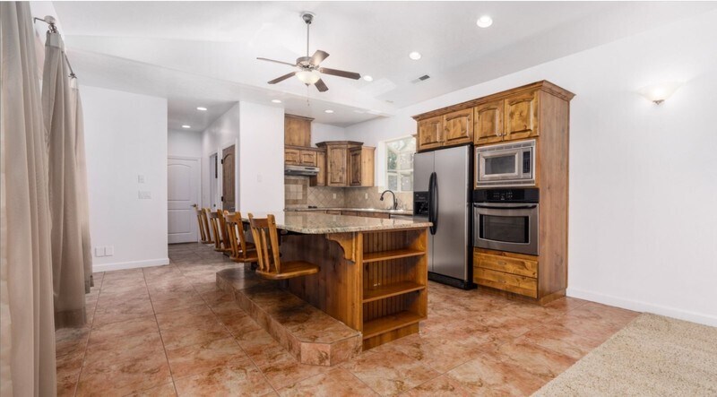 Building Photo - 584 W Mariposa Dr
