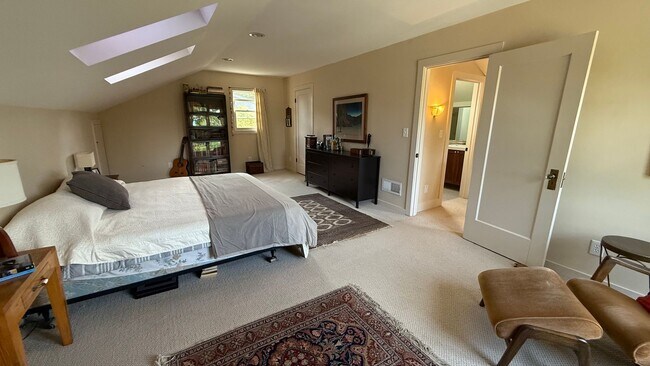 Building Photo - Beautiful Fully Furnished Home in Close-In...