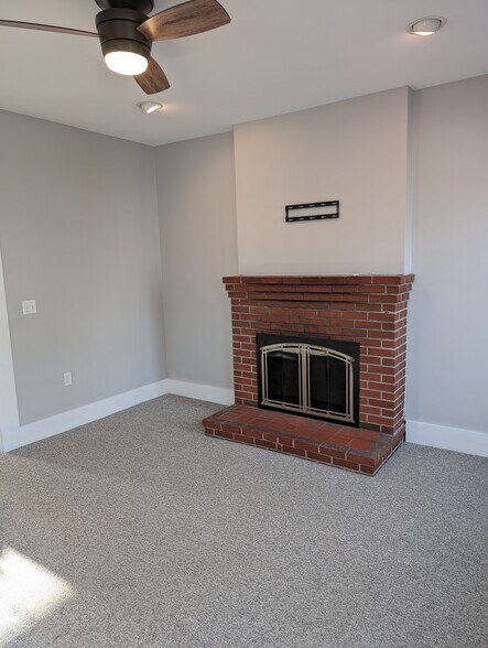 Building Photo - 264 Elm St