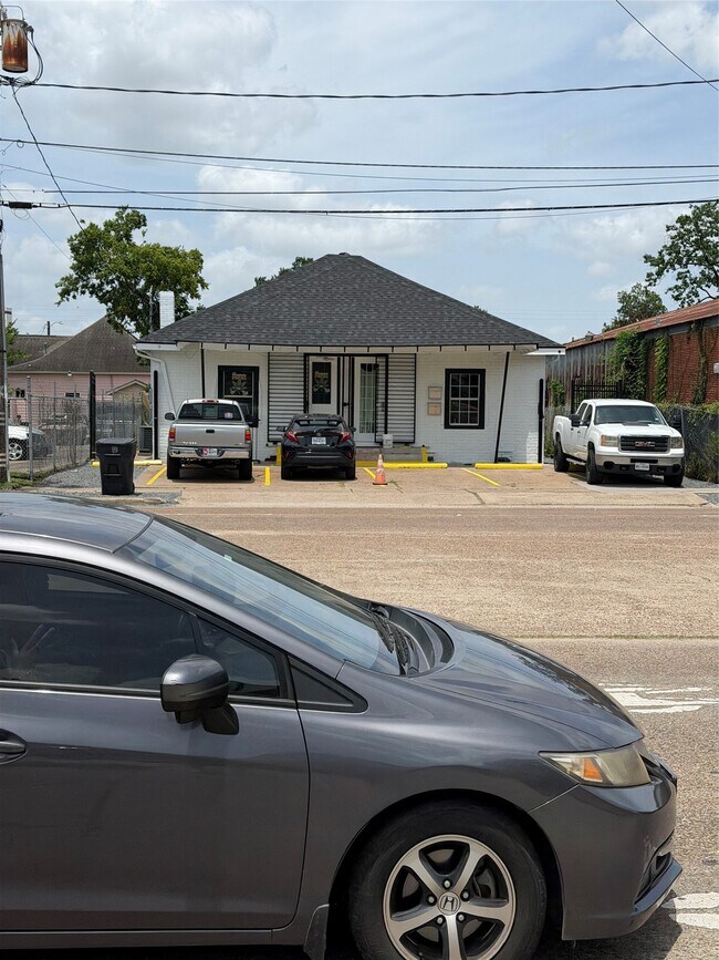 Building Photo - 304 Lockwood Dr