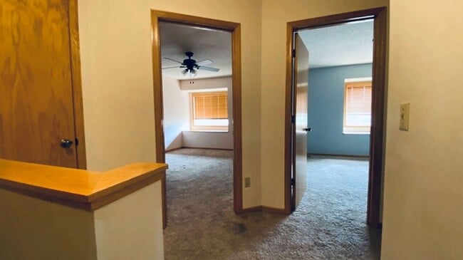 Building Photo - Spacious 2-Bedroom, 2.5 Bathroom, Tri-Leve...