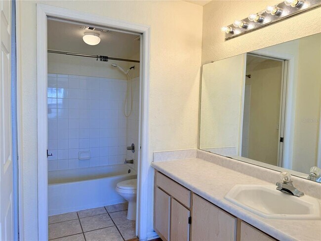 Building Photo - 13839 Fairway Island Dr