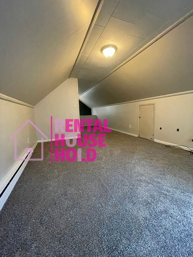 Building Photo - Stunning 3-Bedroom 1-Bath Bunglaow Located...