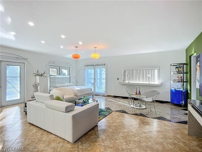 Building Photo - 10242 Vanderbilt Dr