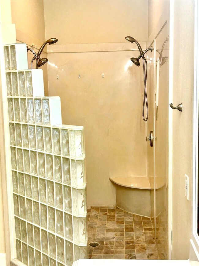 Building Photo - 807 Kipp Ave