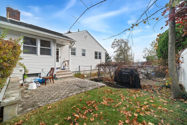 Building Photo - 181 French Hill Rd