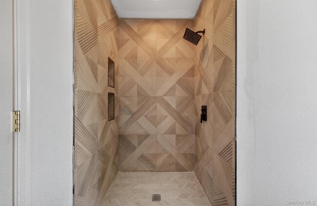 Building Photo - 5 Clearwater Ct