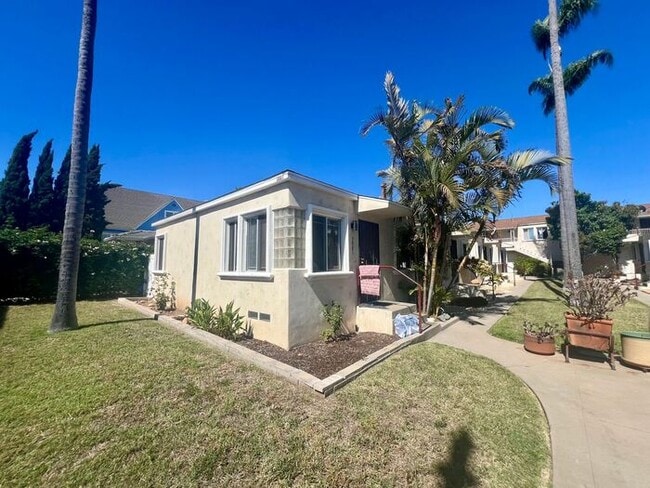 Building Photo - Charming Upstairs 2BR/1BA Apartment in Nor...
