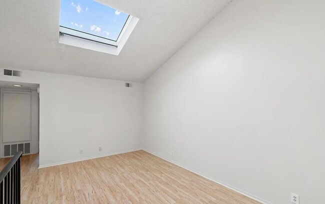 Building Photo - 137 N Oak Knoll Ave