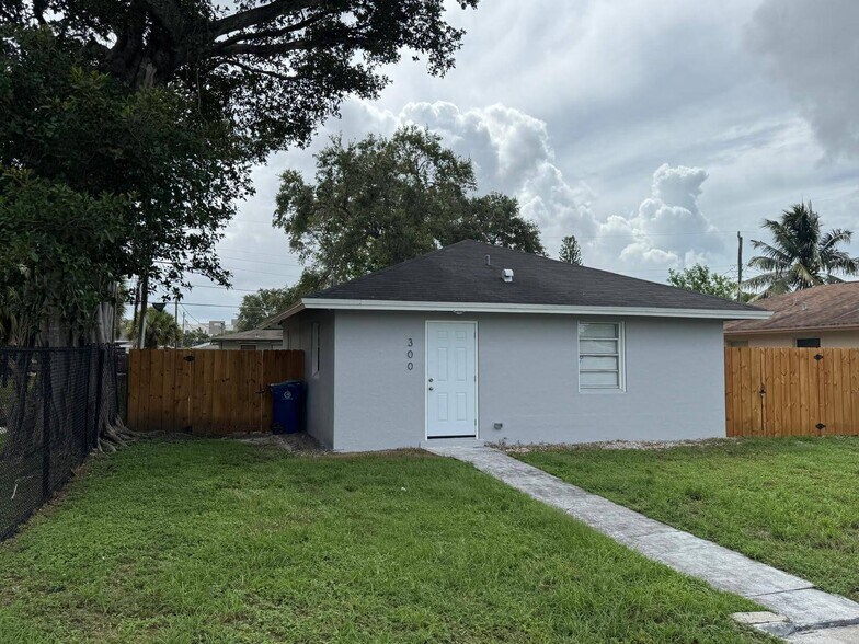 Primary Photo - 300 NW 28th Way