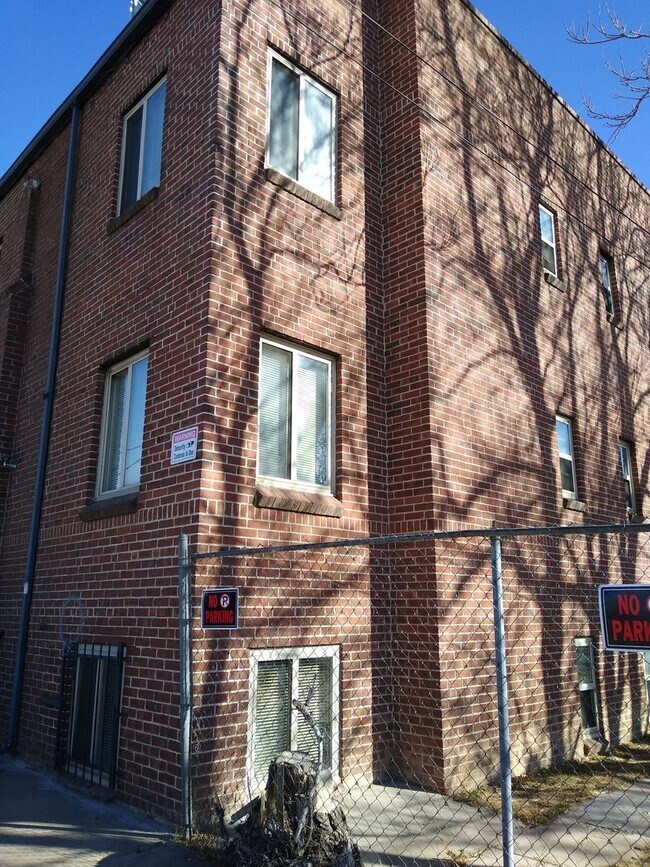 Building Photo - Charming Large 1 Bedroom in the Heart of the City