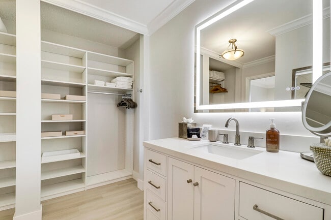 Building Photo - 438 Brackenwood Ln S