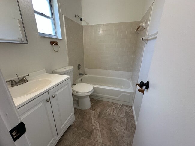 Building Photo - Charming 3 Bed 2 Bath home in the heart of...