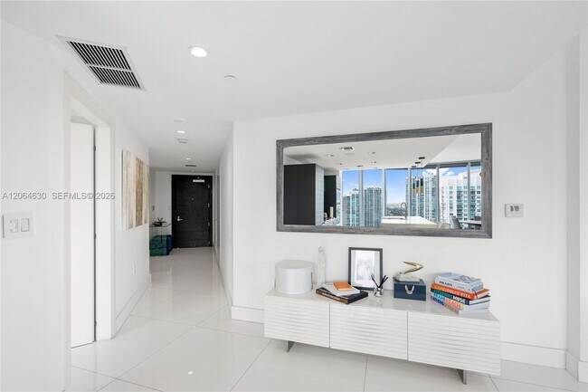 Building Photo - 200 Biscayne Blvd Way