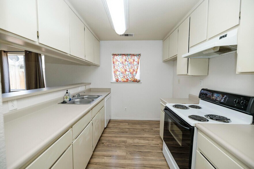 Building Photo - 1580 N Denair Ave